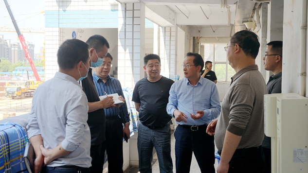 校领导带队开展学生返校前校园安全检查